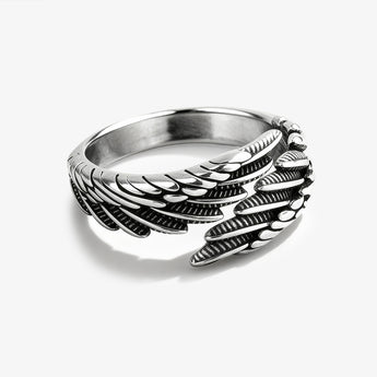 Anillo ajustable de alas de ángel en tono plateado con detalles oscuros