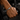 Pulsera plateada con placa ovalada grabada con Fuerza, usada durante un entrenamiento
