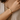 Modelo con una pulsera abierta en C lisa en tono dorado con grabado Love You