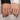 Pareja tomada de la mano con anillos de acero inoxidable a juego en dorado y plateado
