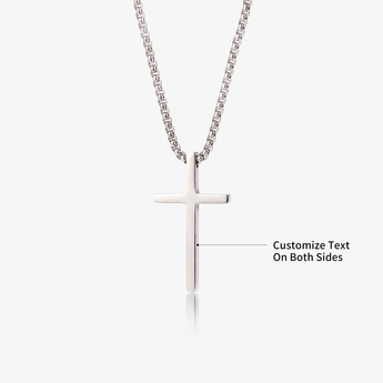 Collar con colgante de cruz en tono plata sobre fondo claro, con grabado personalizado en ambos lados