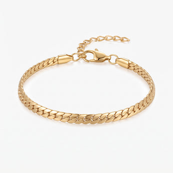 Pulsera de cadena plana dorada con cierre de langosta y cadena extensora sobre fondo blanco
