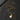 Collar dorado con dije de guitarra grabado con Forever y su cadena de eslabones sobre una superficie oscura