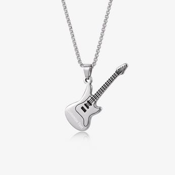 Collar plateado con dije de guitarra con grabado de muestra