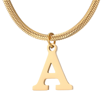 Dije de inicial A en tono dorado con cadena de serpiente, primer plano
