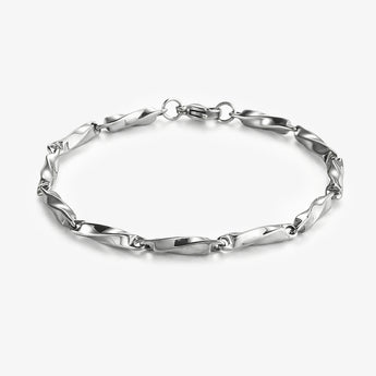 Pulsera de eslabones retorcidos de acero inoxidable en tono plateado sobre fondo blanco