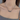 mujer con un collar de cadena plateada con colgante de anillos apilados