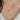 Primer plano de un collar con dije de corazón en tono dorado, sin grabado, sobre un suéter blanco de punto