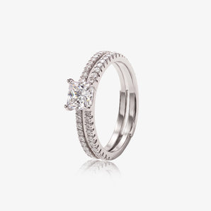Anillo abierto de doble banda con circonita cúbica cuadrada en tono plateado sobre fondo blanco