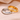 Anillos de pareja de acero inoxidable dorado y plateado sin grabado sobre satén rosa