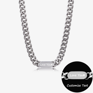 Collar de cadena barbada en tono plata con placa ovalada grabada con Love You y detalle del grabado