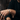 Primer plano de la mano y la muñeca de un hombre con una pulsera de cadena grabada en tono plateado