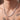 Hombre con tatuajes usando el collar tennis en tono plateado